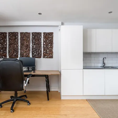 Modern Flat With Workspace Few Mins From Whitechapel Station Apartment London