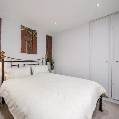 Modern Flat With Workspace Few Mins From Whitechapel Station Apartment *