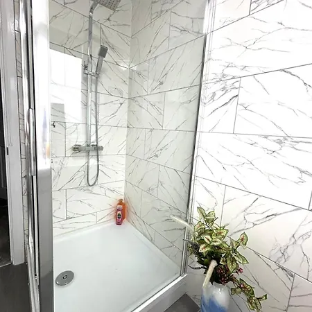 Two Bedrooms Newly Refurbished Flat In Hendon Central *