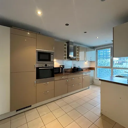 Apartment 2 Bedroom Cosy Penthouse In London