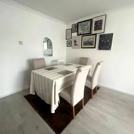 Cosy Flat In Romford, 30 Mins From London 公寓 *