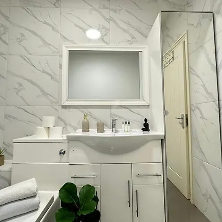 Oxford Street Beautiful Four Bedroom 런던