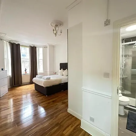 Oxford Street Beautiful Four Bedroom