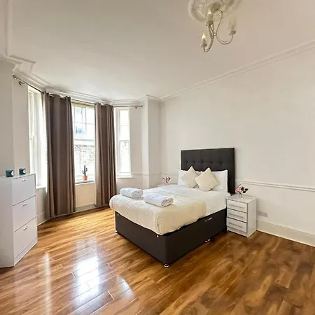 Oxford Street Beautiful Four Bedroom Villa *