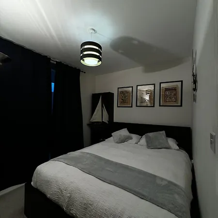 Apartment Entire Flat Custom House *