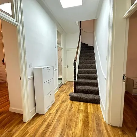 Oxford Street Beautiful Four Bedroom *