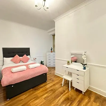Oxford Street Beautiful Four Bedroom 런던