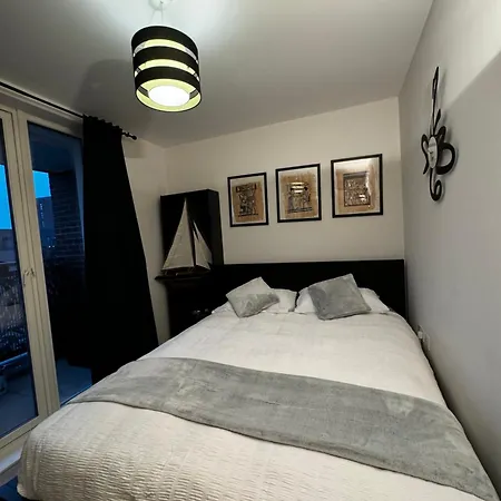 Apartment Entire Flat Custom House London