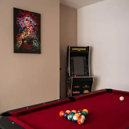 Contractor-friendly 3-bed, Games Room, Pool Table! * Enfield