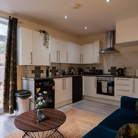 Contractor-friendly 3-bed, Games Room, Pool Table! Holiday home Enfield