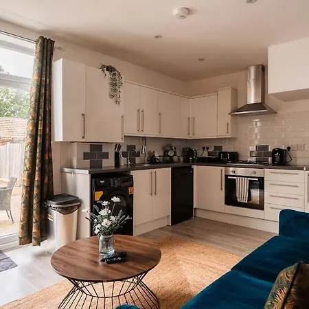 Contractor-friendly 3-bed, Games Room, Pool Table! Holiday home