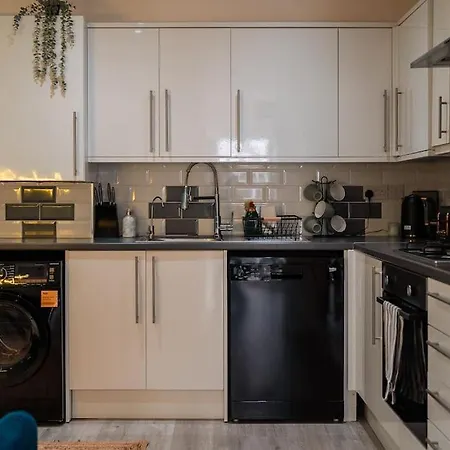 Contractor-friendly 3-bed, Games Room, Pool Table!