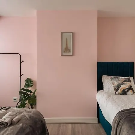 Holiday home Contractor-friendly 3-bed, Games Room, Pool Table! *