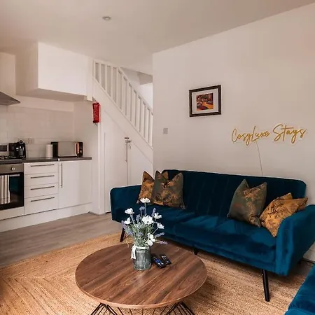 Contractor-friendly 3-bed, Games Room, Pool Table! Enfield