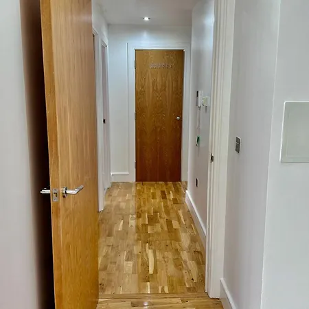 Luxury 2 Bed Entire Apartment-near Tube & Shopping Centre