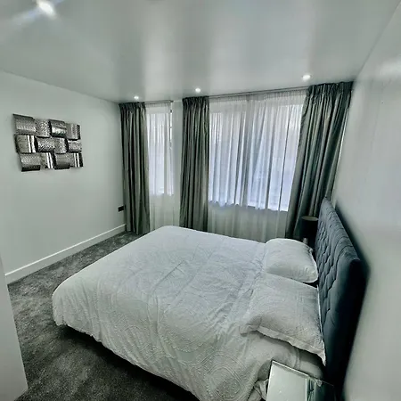 Appartement Luxury 2 Bed Entire Apartment-near Tube & Shopping Centre *