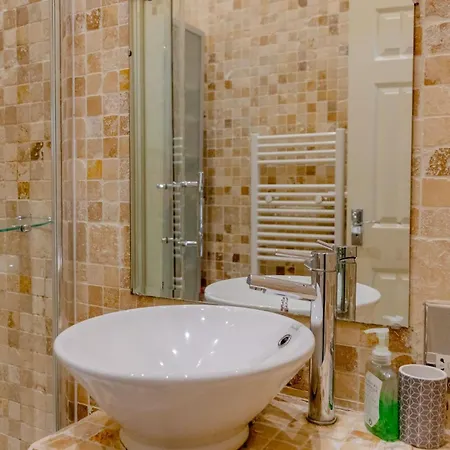 Charming Mezzanine Heart Of Paddington Apartment London
