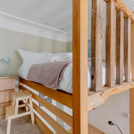 Charming Mezzanine Heart Of Paddington * London