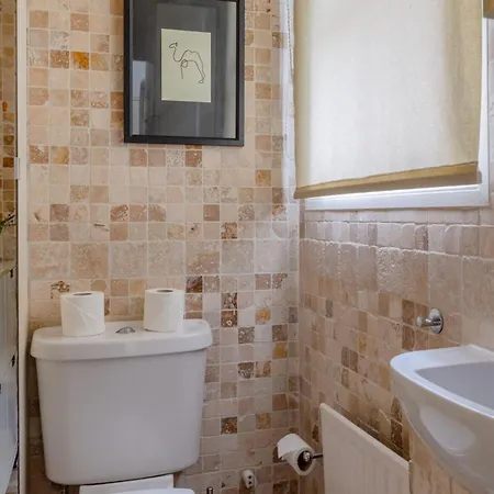 Charming Mezzanine Heart Of Paddington Apartment London