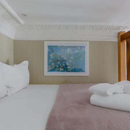 Charming Mezzanine Heart Of Paddington Apartment