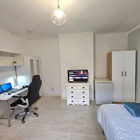 Cosy Double In Limehouse-stephney London