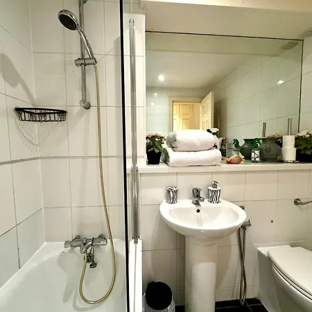 Lovely 2 Bedroom By Wild Apartment London