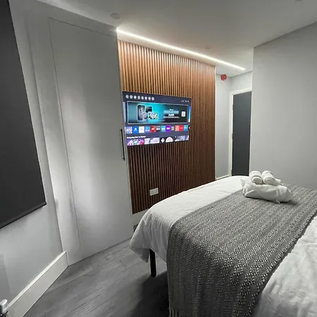 Luxury In Vibrant Area Homestay *