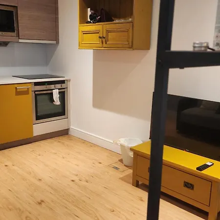 Chelsea In London--24 Gym Apartment *