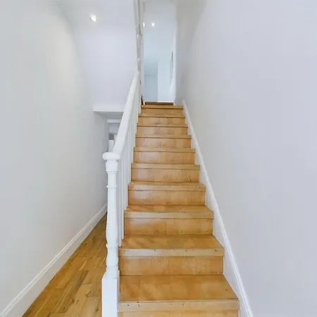 Luxury 4-bedroom Modern Flat In Steps From Station, Sleeps 9 In Style! Apartment