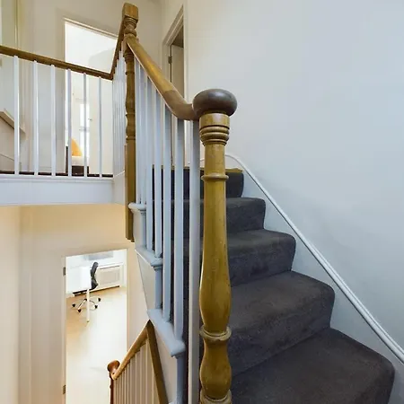 Luxury 4-bedroom Modern Flat In Steps From Station, Sleeps 9 In Style! London