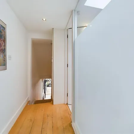 Luxury 4-bedroom Modern Flat In Steps From Station, Sleeps 9 In Style!