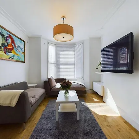 Luxury 4-bedroom Modern Flat In Steps From Station, Sleeps 9 In Style! *