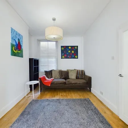Luxury 4-bedroom Modern Flat In Steps From Station, Sleeps 9 In Style!