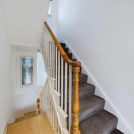 Luxury 4-bedroom Modern Flat In Steps From Station, Sleeps 9 In Style! Apartment