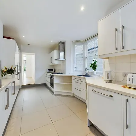 Apartment Luxury 4-bedroom Modern Flat In Steps From Station, Sleeps 9 In Style!