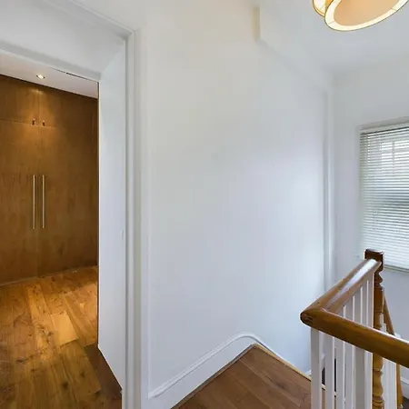 Luxury 4-bedroom Modern Flat In Steps From Station, Sleeps 9 In Style! Apartment *