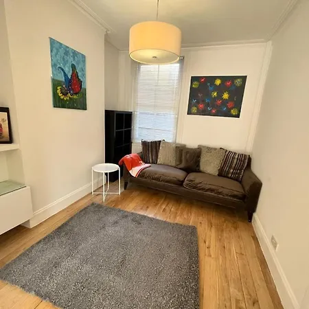 Luxury 4-bedroom Modern Flat In Steps From Station, Sleeps 9 In Style! Apartment London