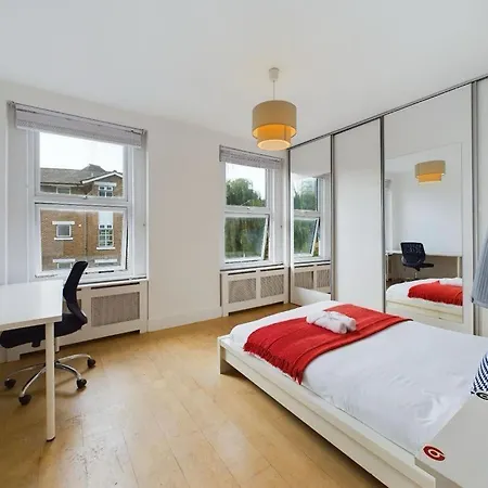 Apartment Luxury 4-bedroom Modern Flat In Steps From Station, Sleeps 9 In Style! London