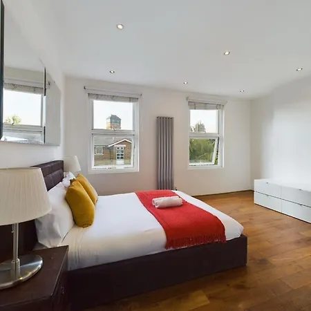 Luxury 4-bedroom Modern Flat In Steps From Station, Sleeps 9 In Style! *