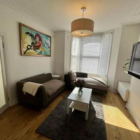 Luxury 4-bedroom Modern Flat In Steps From Station, Sleeps 9 In Style! * London