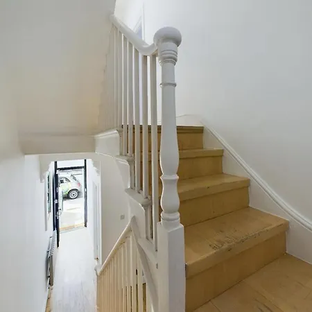 Luxury 4-bedroom Modern Flat In Steps From Station, Sleeps 9 In Style!