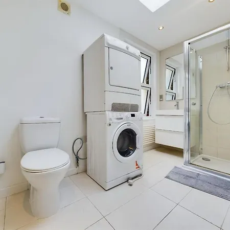 Luxury 4-bedroom Modern Flat In Steps From Station, Sleeps 9 In Style! Apartment