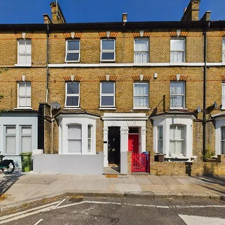 Apartment Luxury 4-bedroom Modern Flat In Steps From Station, Sleeps 9 In Style!