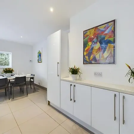 Luxury 4-bedroom Modern Flat In Steps From Station, Sleeps 9 In Style! Apartment London
