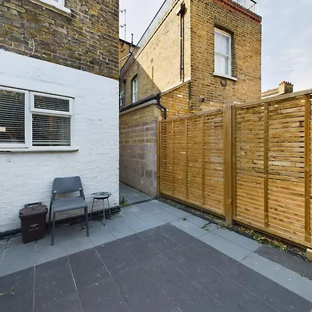 Apartment Luxury 4-bedroom Modern Flat In Steps From Station, Sleeps 9 In Style! London
