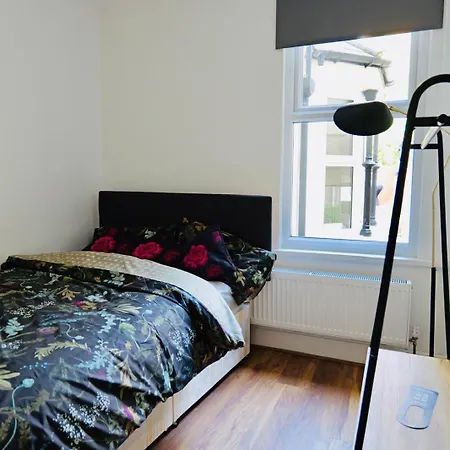 Two Bedroom Flat Near Transport & Shops *