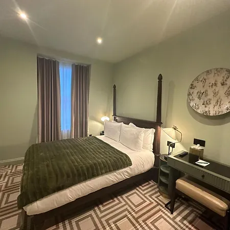 Ellen Kensington 5*