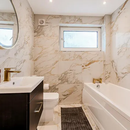 Battersea Spacious Perfect For Family And Groups With Free Parking Sleep 8 Holiday home London