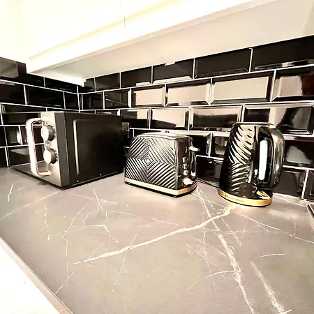 Flat - Good Access To And More! London