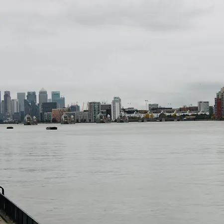 Amazing River View 2 Bedroom Apartment, Sleeps 6 , Balcony And Parking